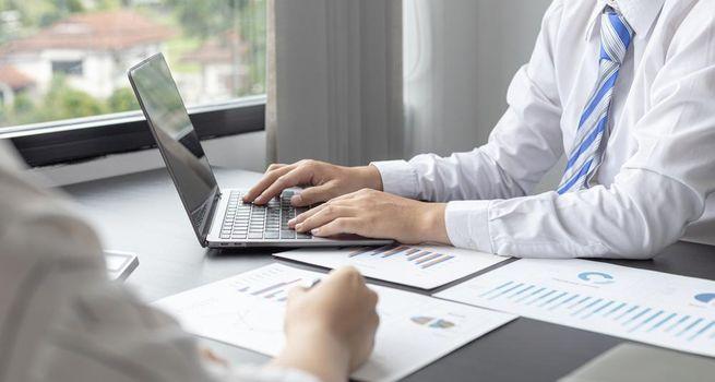 Should Income Investors Consider Standard Life for Long-Term Payouts?