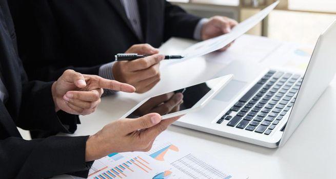Which FTSE 100 High-Dividend Stocks Could Deliver the Best Passive Income in 2026?
