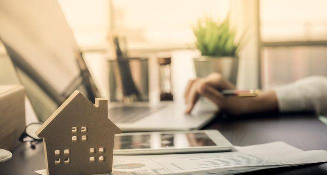 Why Are Investors Dumping Vistry Shares Despite Improving UK Mortgage Conditions?