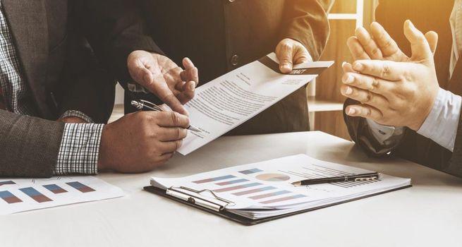 What Experienced UK Investors Look for Before Buying Shares?