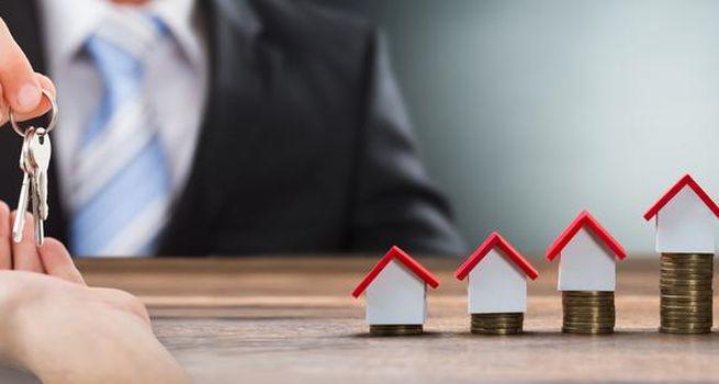 Why Did FTSE 100 Housebuilder Barratt Redrow Jump 3.74% Today? Latest UK Housing Market Analysis
