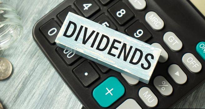 Growth Stocks vs Dividend Stocks: Which ISA Strategy Could Build More Wealth?