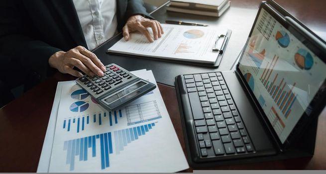 Is Lloyds Banking Group (LLOY) the Best FTSE 100 Stock to Buy in January 2026?