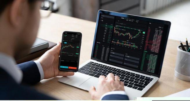 FTSE 100 Rises as Glencore and Bunzl Outperform; Value Stocks Benefit from Relief Rally