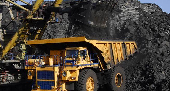 Anglo American (LSE:AAL) Posts Mixed FY25 Results as Debt Falls and Loss Widens