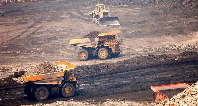 Why Is LSE:AAL - Anglo American plc Rising Today Despite Commodity Volatility and China Concerns?