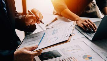 Is International Consolidated Airlines Group SA Still Undervalued Compared With Global Airline Peers?