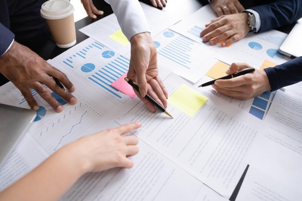 Why Is Reform UK Leading National Polls and What Could It Mean for FTSE 100 Investors?